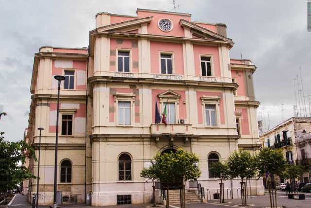 Covid in Puglia, ordinanza della Regione: a scuola si continua con la didattica "mista"